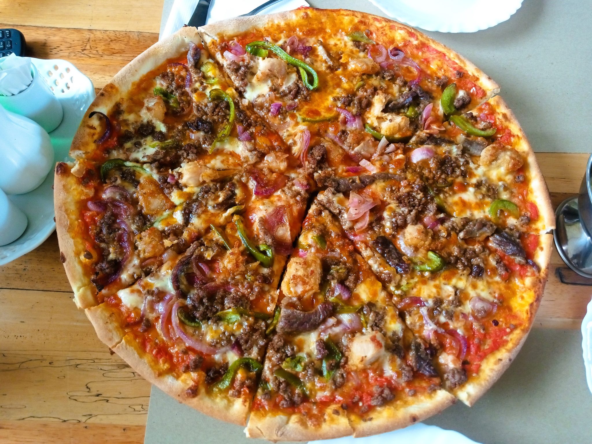 Fırından Yeni Çıkmış Karışık Malzemeli Pizza ve Sıcak Sunum Atmosferi