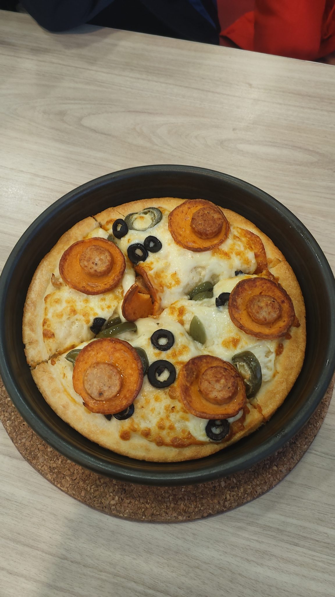 Fırından Yeni Çıkmış Sucuklu Zeytinli ve Peynirli Pizza