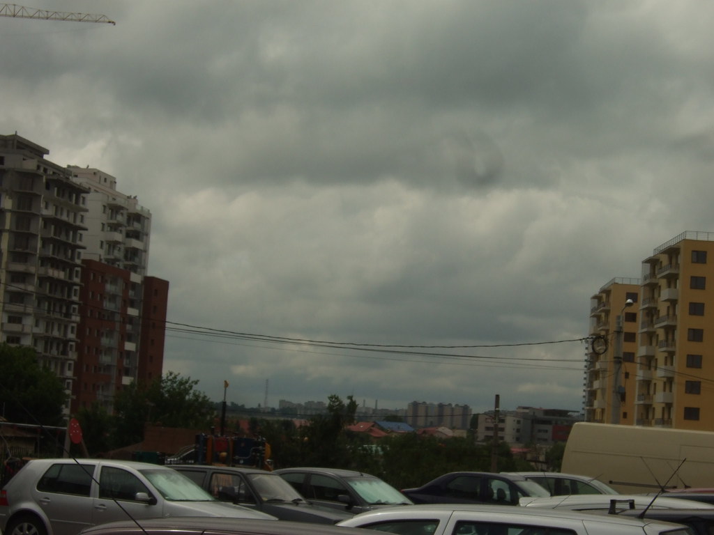 Fırtına Öncesi Kasvetli Gökyüzü Altında Şehir ve Park Halindeki Otomobiller