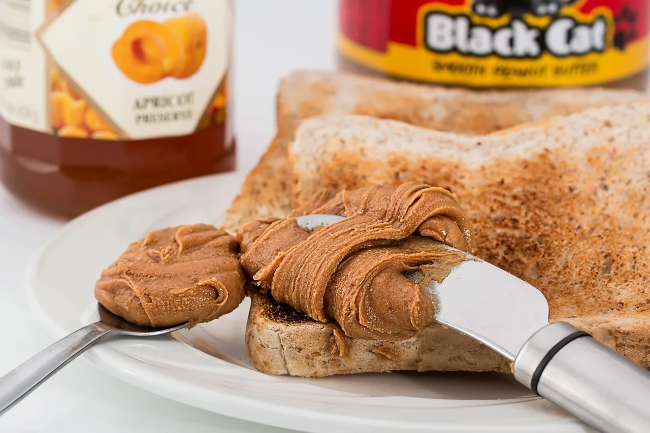 Fıstık ezmesi ve reçelli tost - sağlıklı kahvaltı Fıstık ezmesi ve reçelli tost - sağlıklı kahvaltı