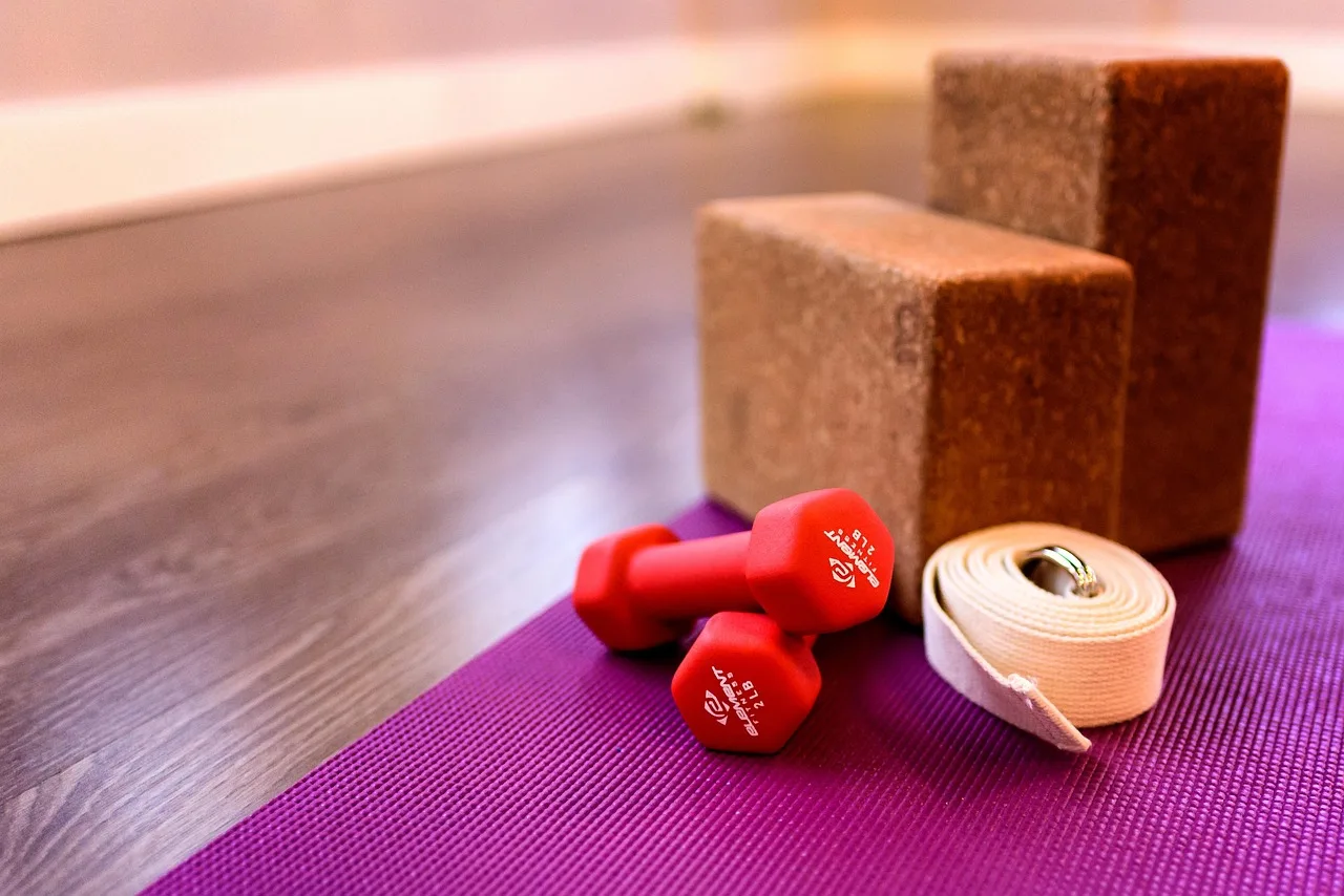 Fitness matı ve dambıllarla güç antrenmanı - spor ekipmanı