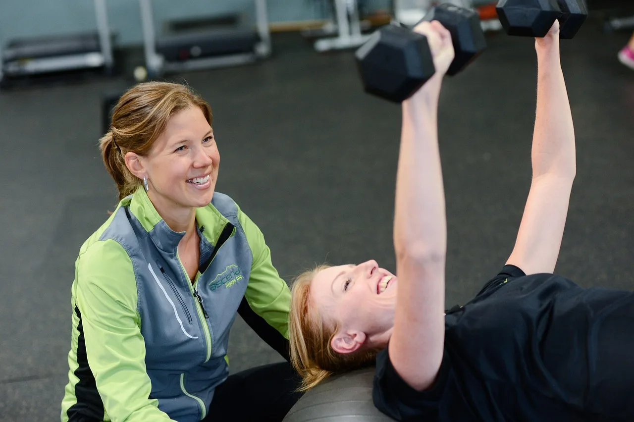 Fitness salonunda çalışan kadın - motivasyon