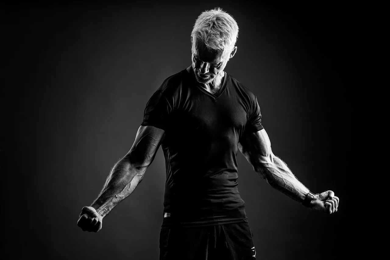 Fitness salonunda kaslı atletik vücut fotoğrafı
