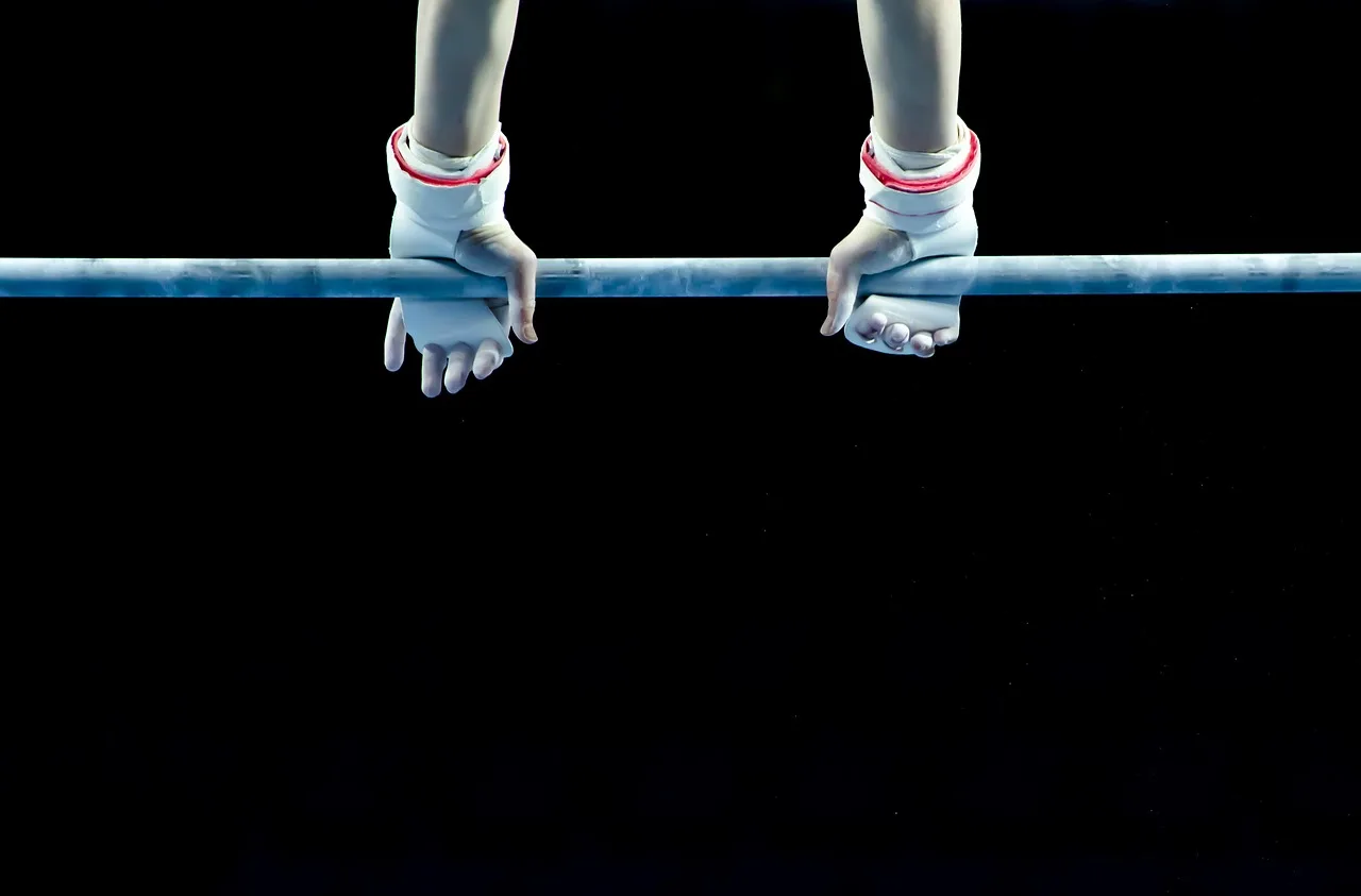 Fitness sporu genç kadın antrenmanı - güç dolu
