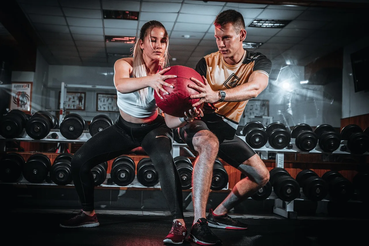 Fitness topu ile dinamik antrenman - spor salonu
