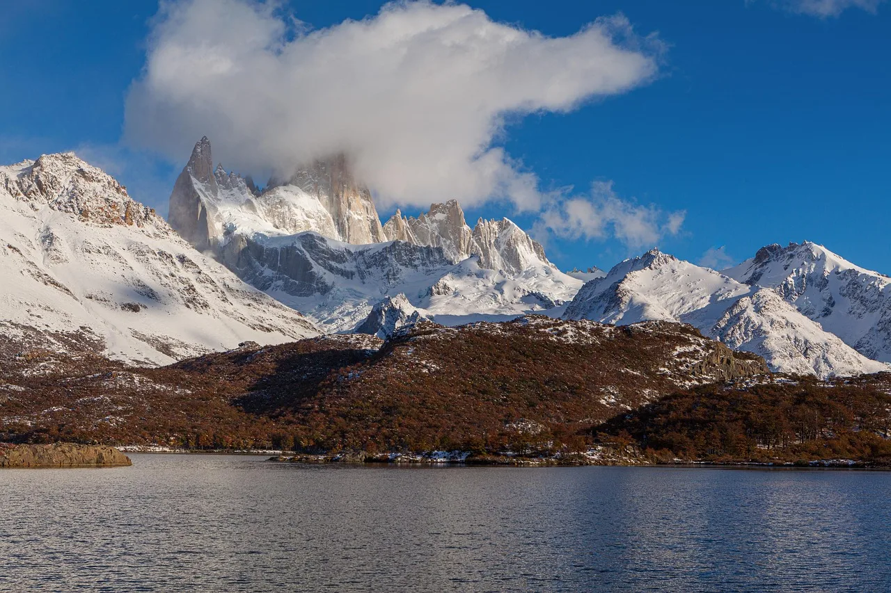 Fitz Roy dağ silsilesi karlı zirve manzarası
