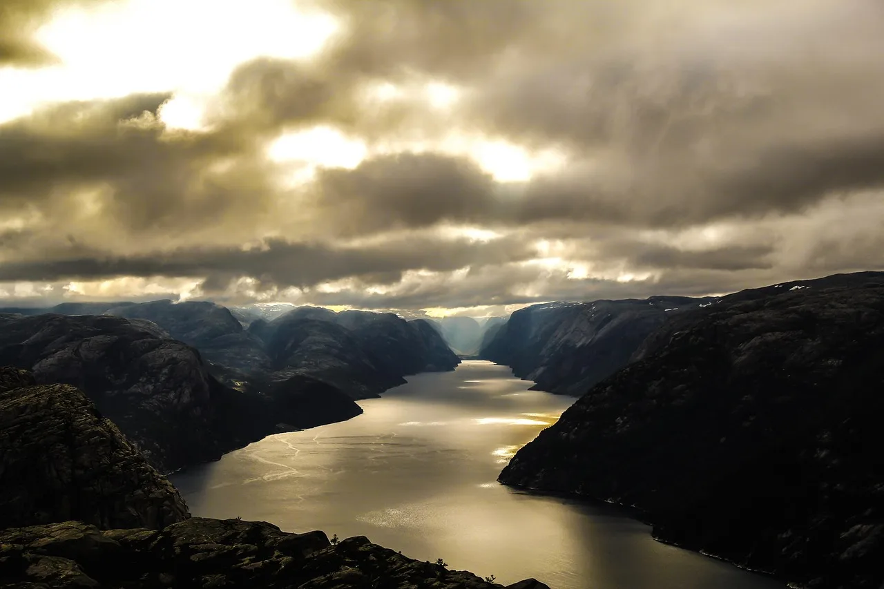 Fiyort manzarası dağ ve nehir kıyısında