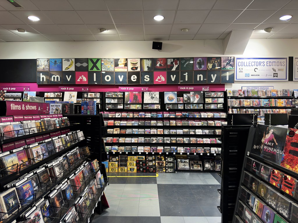 Fiziksel Müzik Albümleriyle Dolu Retro Bir Plak ve CD Mağazasının İçi