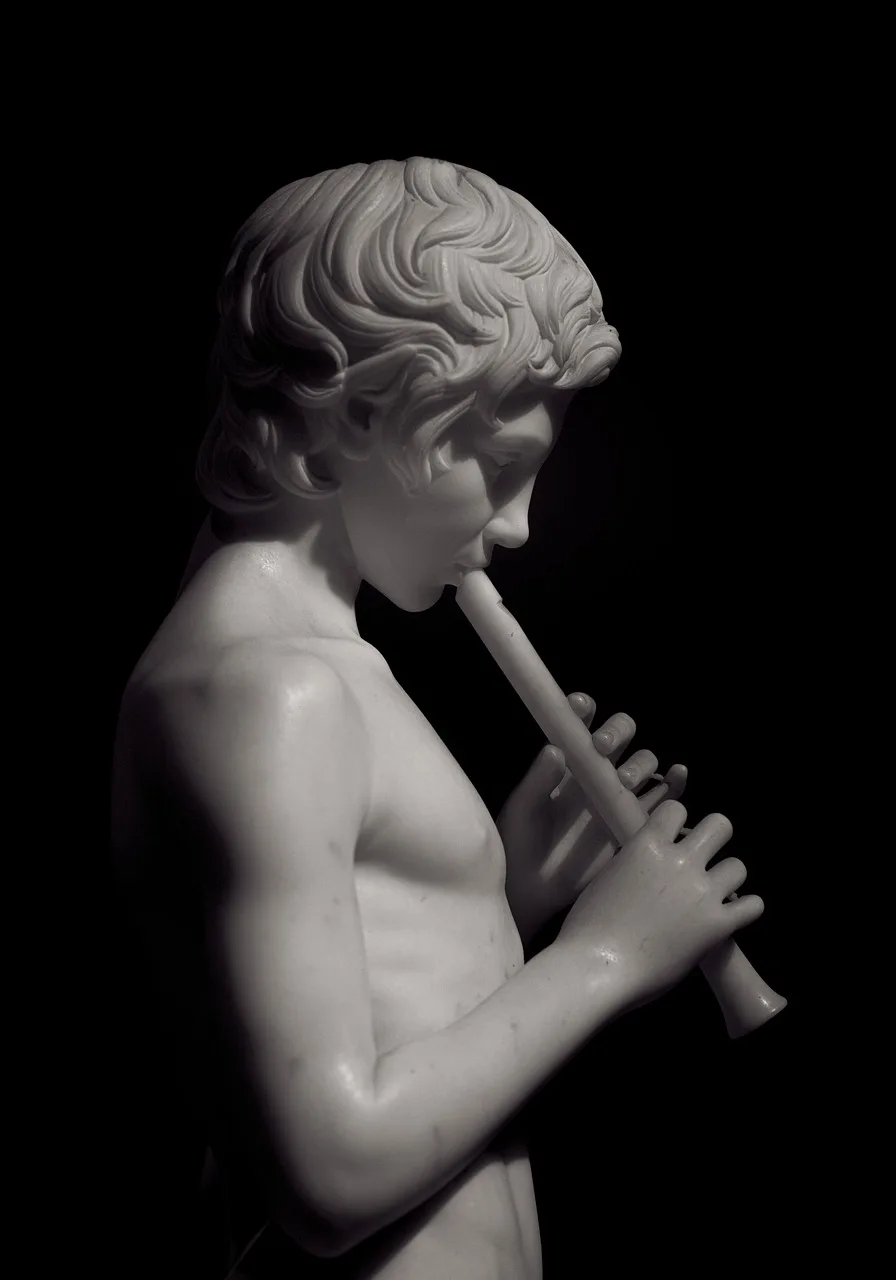 Flüt çalan mermer heykel - karanlık sanat eseri