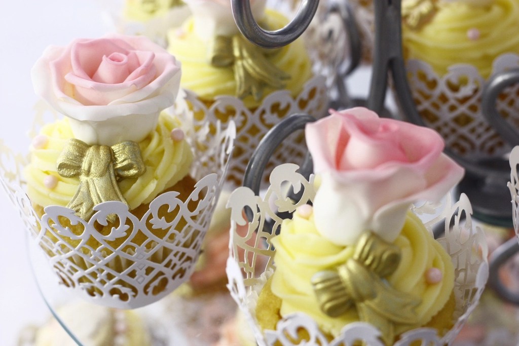 Fondan Gül Süslemeli Sarı Krema Cupcakeler ve Dantel Sunum Standı