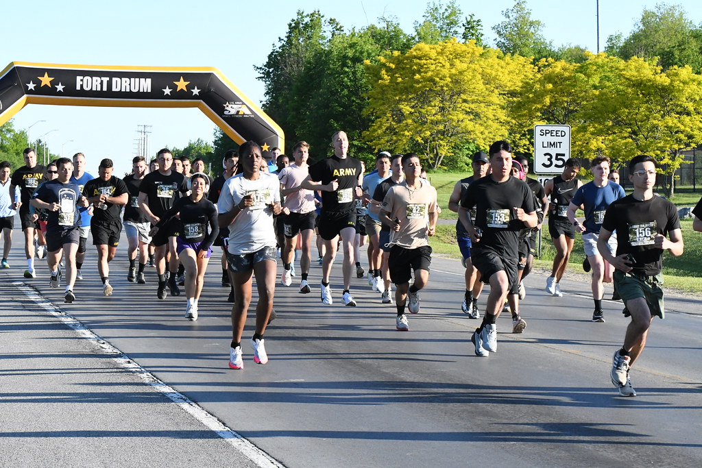 Fort Drum Üssü'nde Askeri Personelin Katıldığı Enerjik Koşu Yarışı