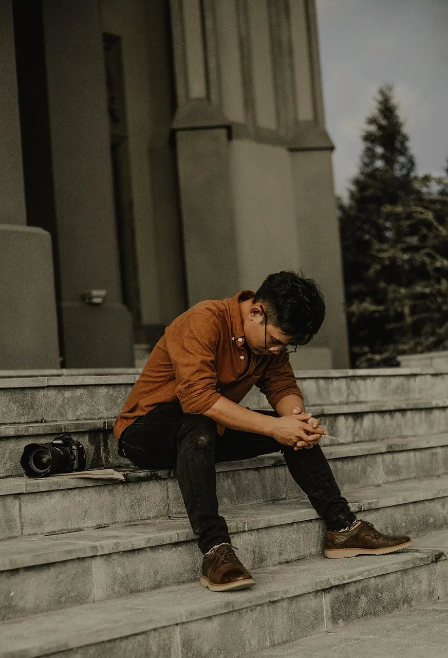Fotoğrafçı merdiven üstünde moda stil