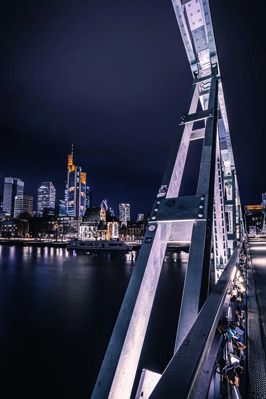 Frankfurt gece silüeti ışıklı çelik köprü - kentsel manzara