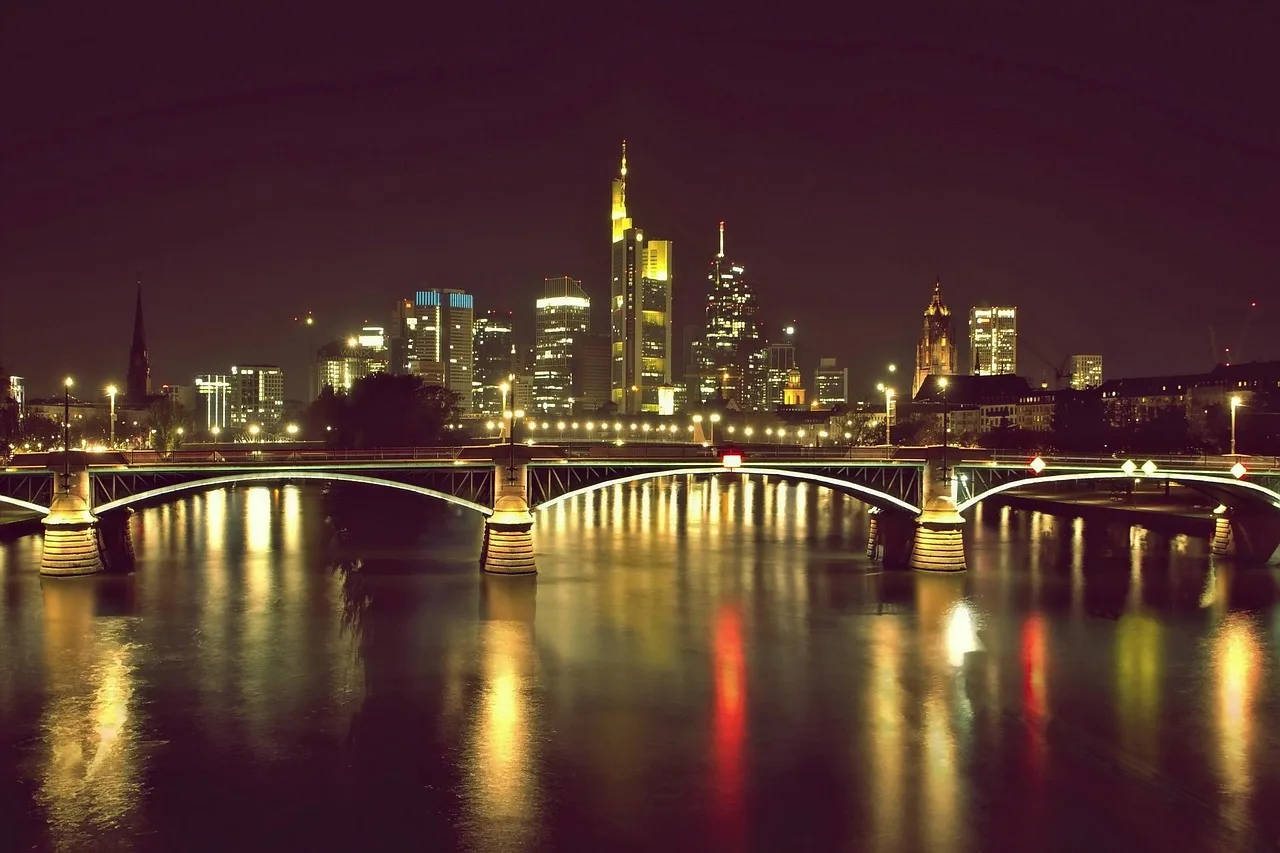 Frankfurt köprüsü gece silüeti - uzun pozlama