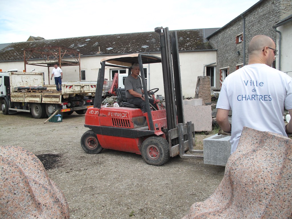 Fransa Chartres'te Endüstriyel Alanda Forklift Operatörü ve Yük Taşıma