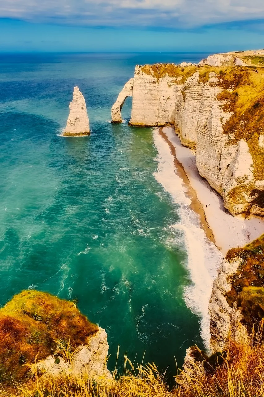 Fransız sahil kayalığı - deniz ve yelkenli