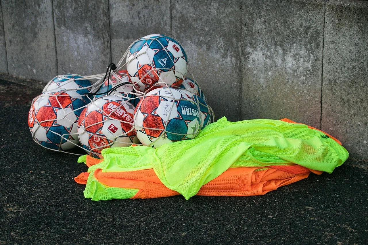Futbol antrenman üniforması ve toplar - spor ekipmanı