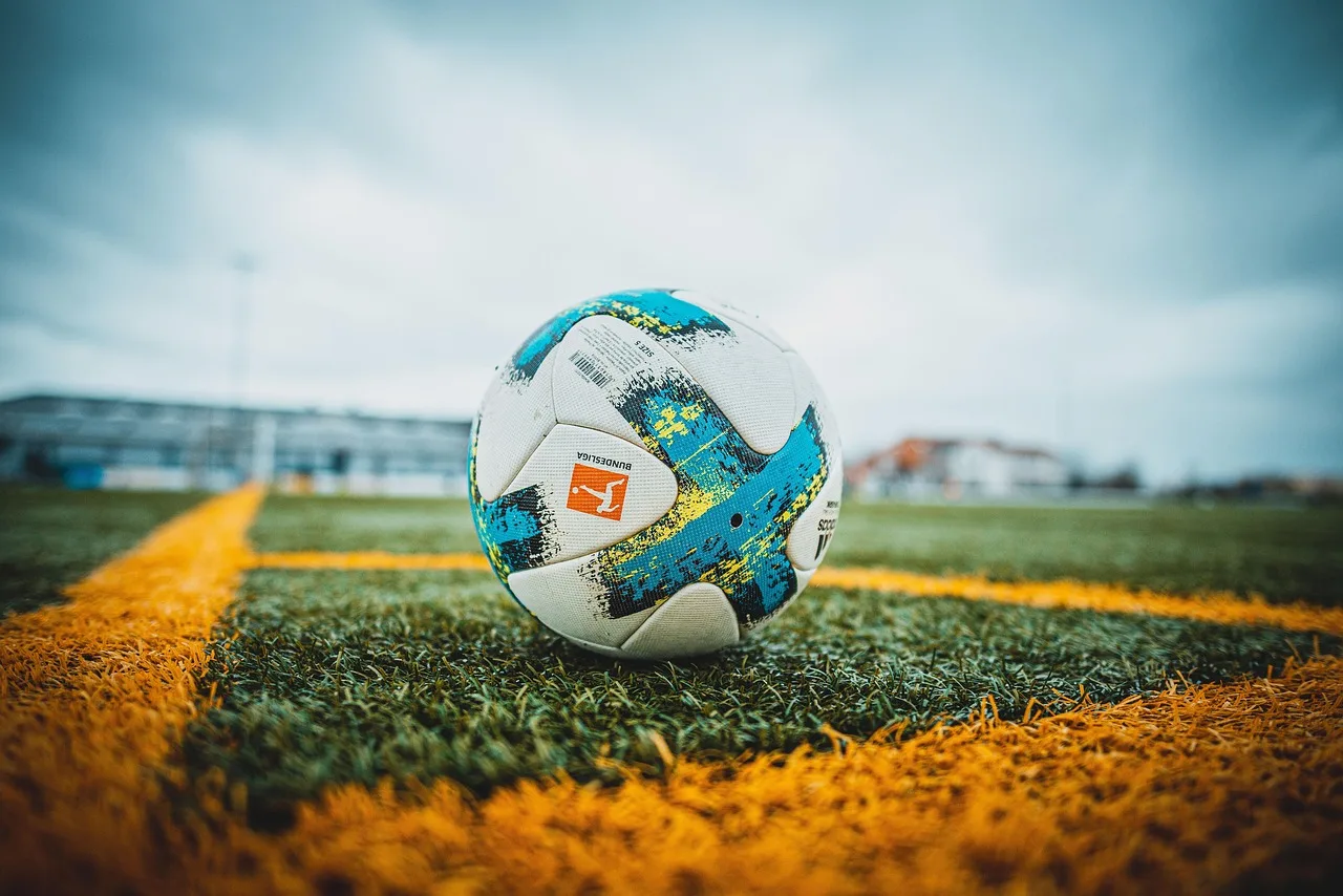 Futbol koşusu yapan gençler - dinamik spor fotoğrafı