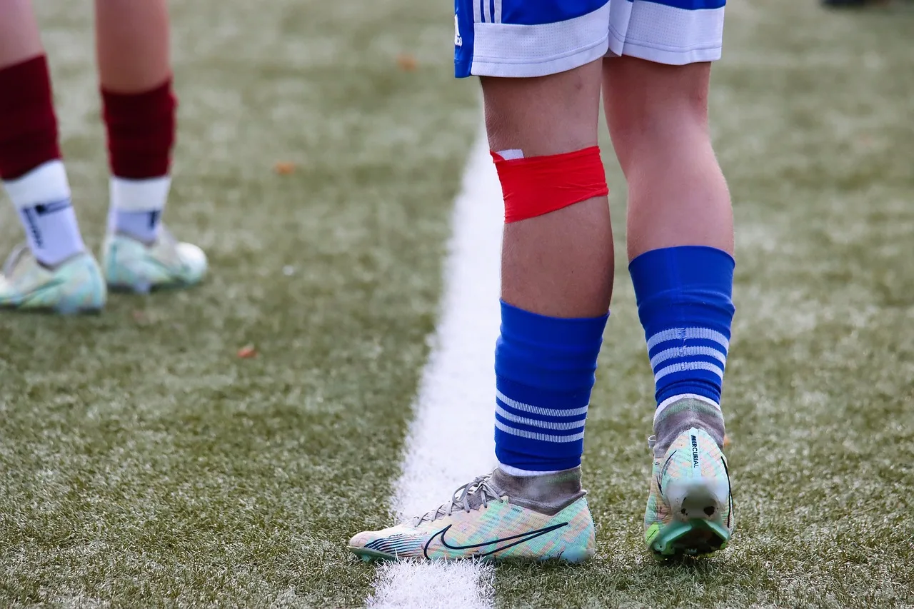 Futbol sahası şehir meydanında genç oyuncular