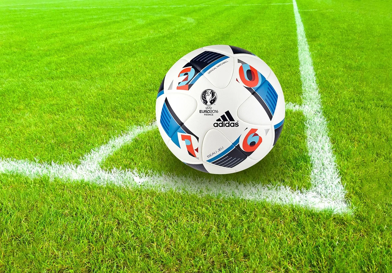 Futbol sahası - yeşil çim üzerinde top