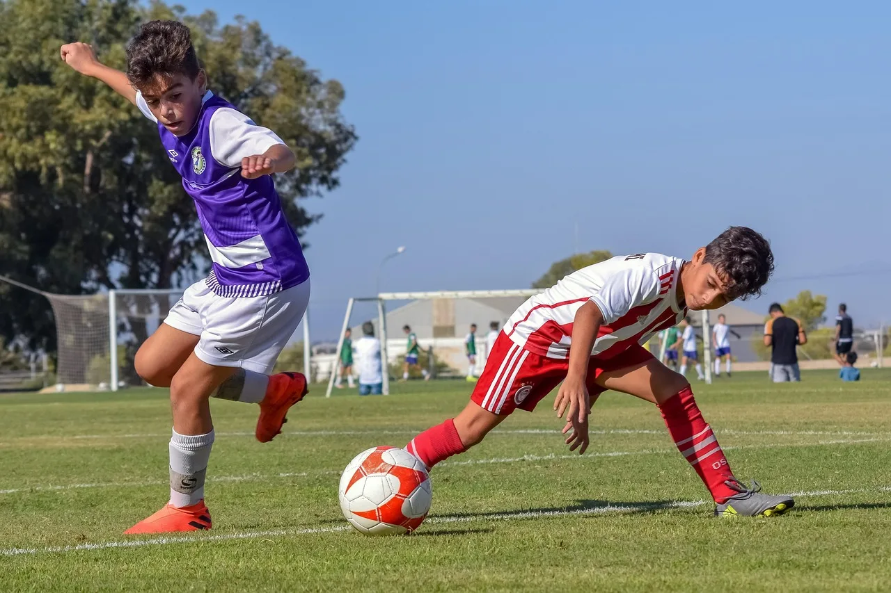 Futbol sahasında genç oyuncular - yeşil çim