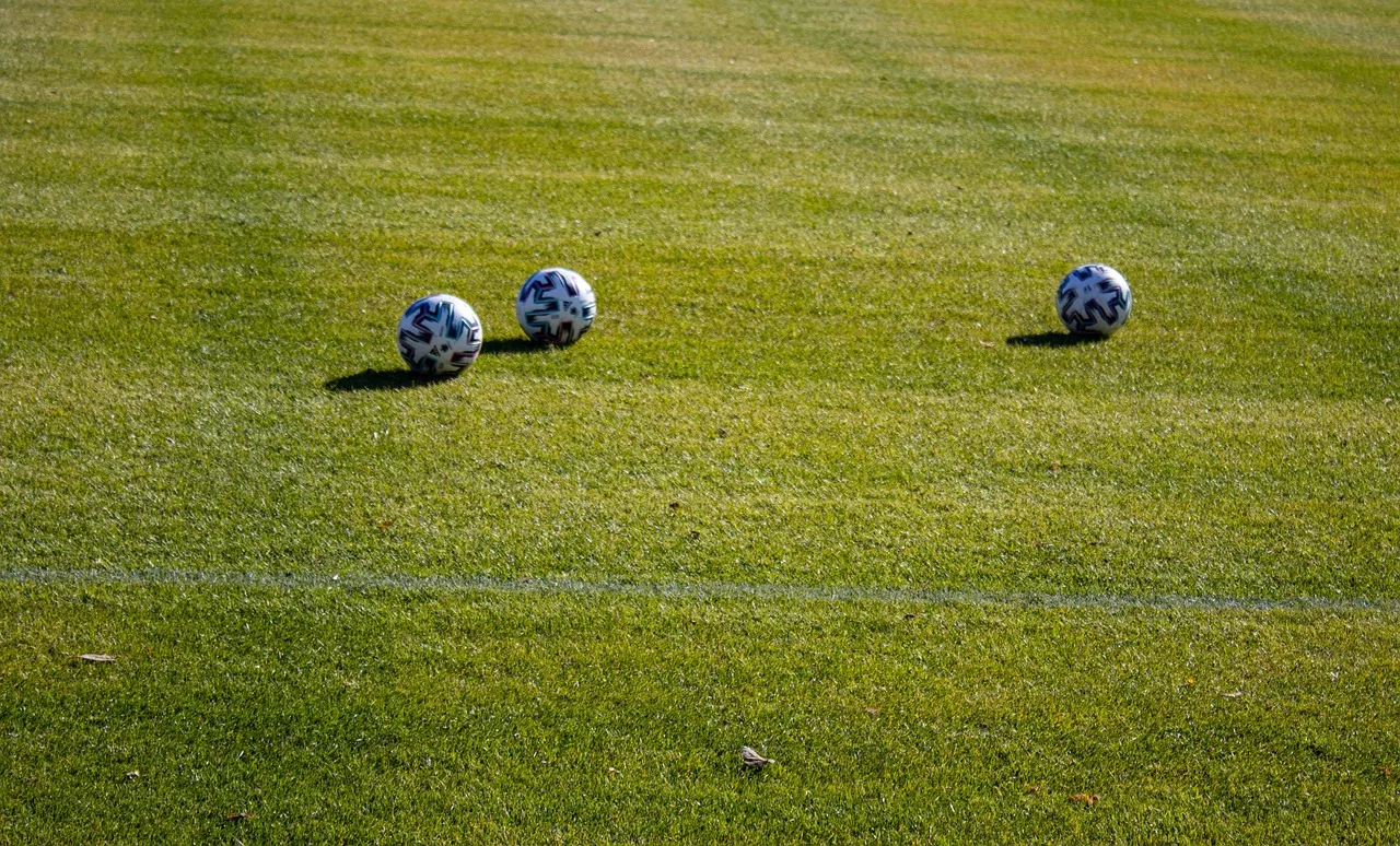 Futbol sahasında hareketli oyun anı