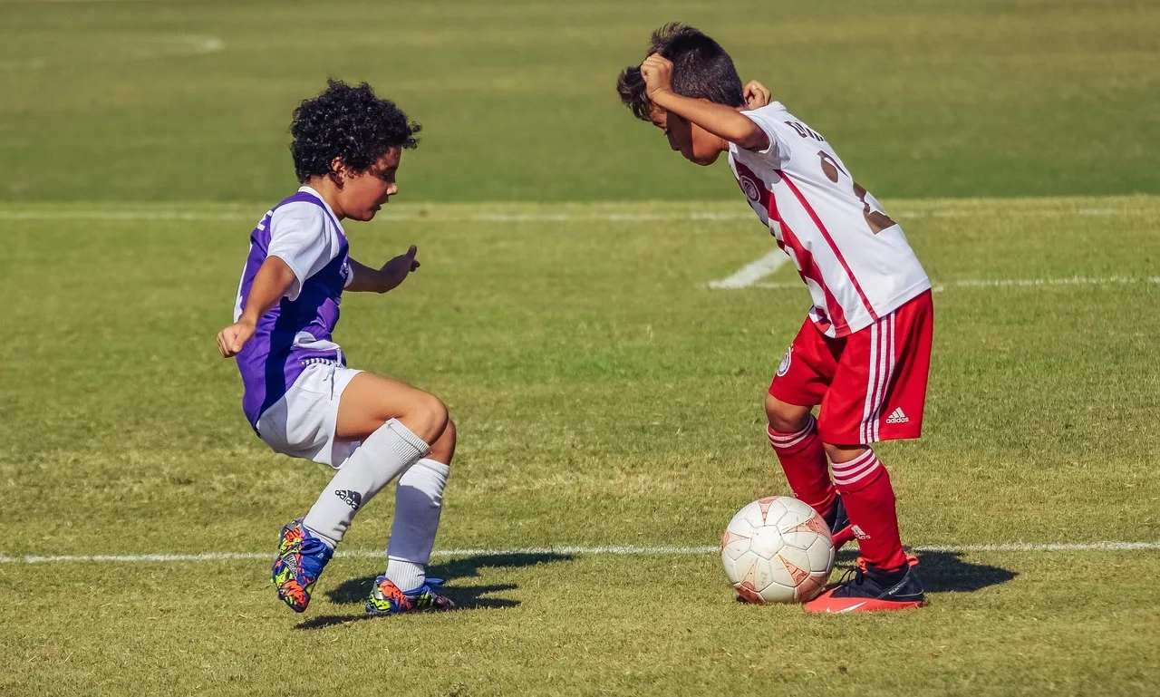 Futbol sahasında küçük erkekler - rekabetçi oyun