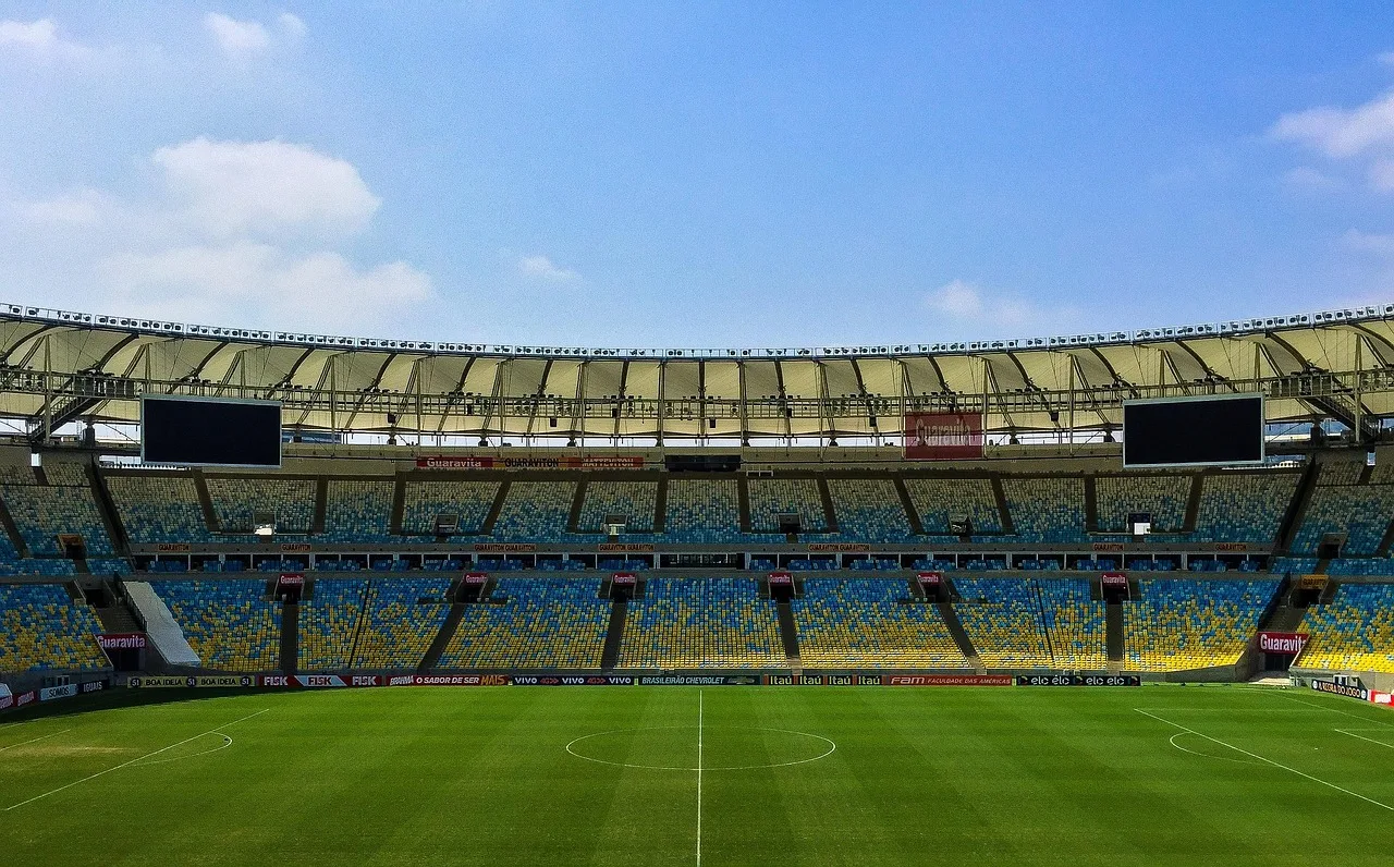 Futbol stadı boş tribünler ve yeşil saha