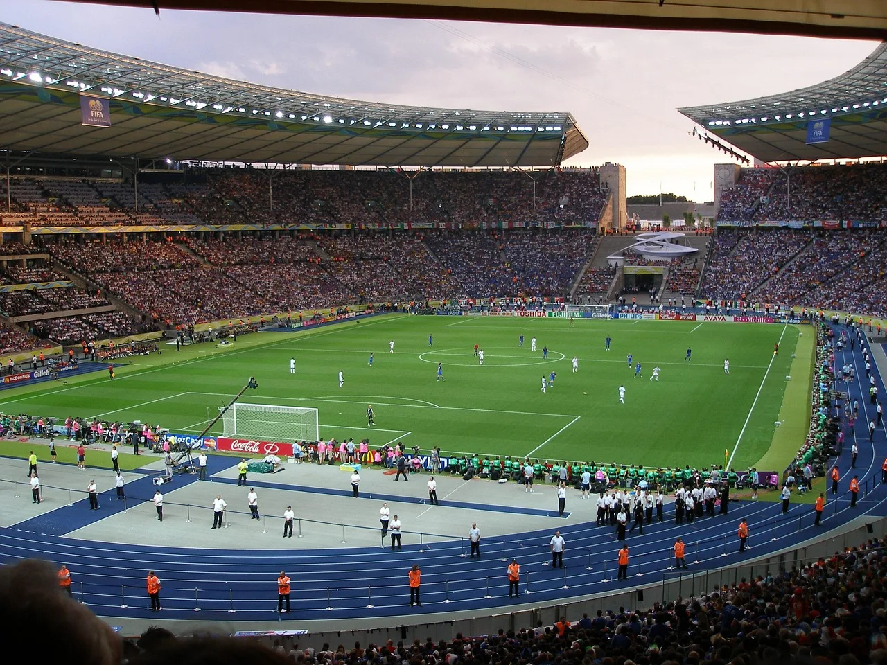 Futbol stadyumu Berlin olimpiyat sahası - kalabalık seyirci