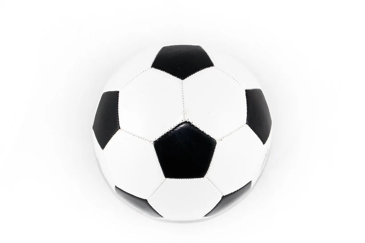 Futbol topu sahada hareketli an - spor fotoğrafı