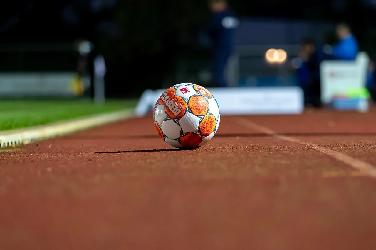Futbol topu ve stadyum sahası - dinamik spor fotoğrafı