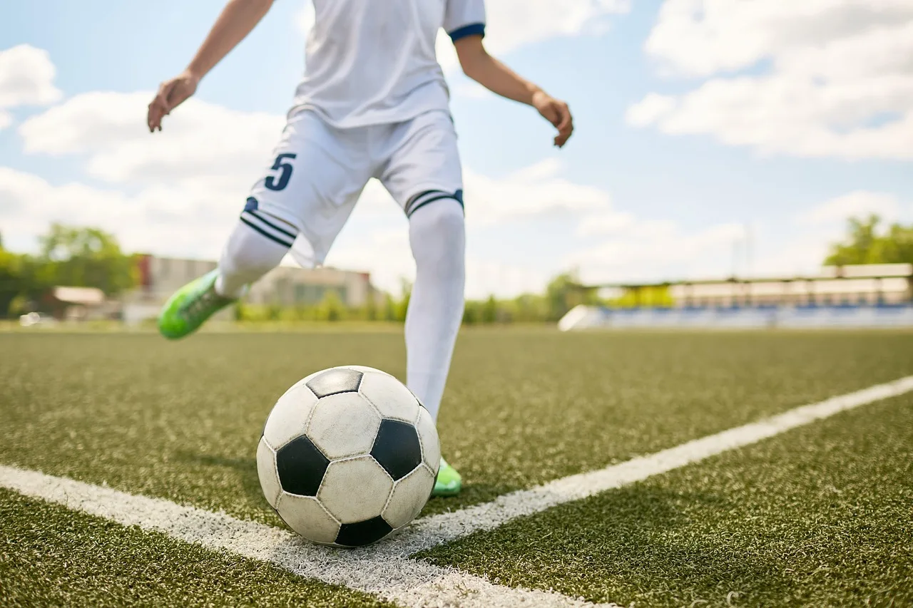Futbolcu gol sevinci - sahada atletik hareket