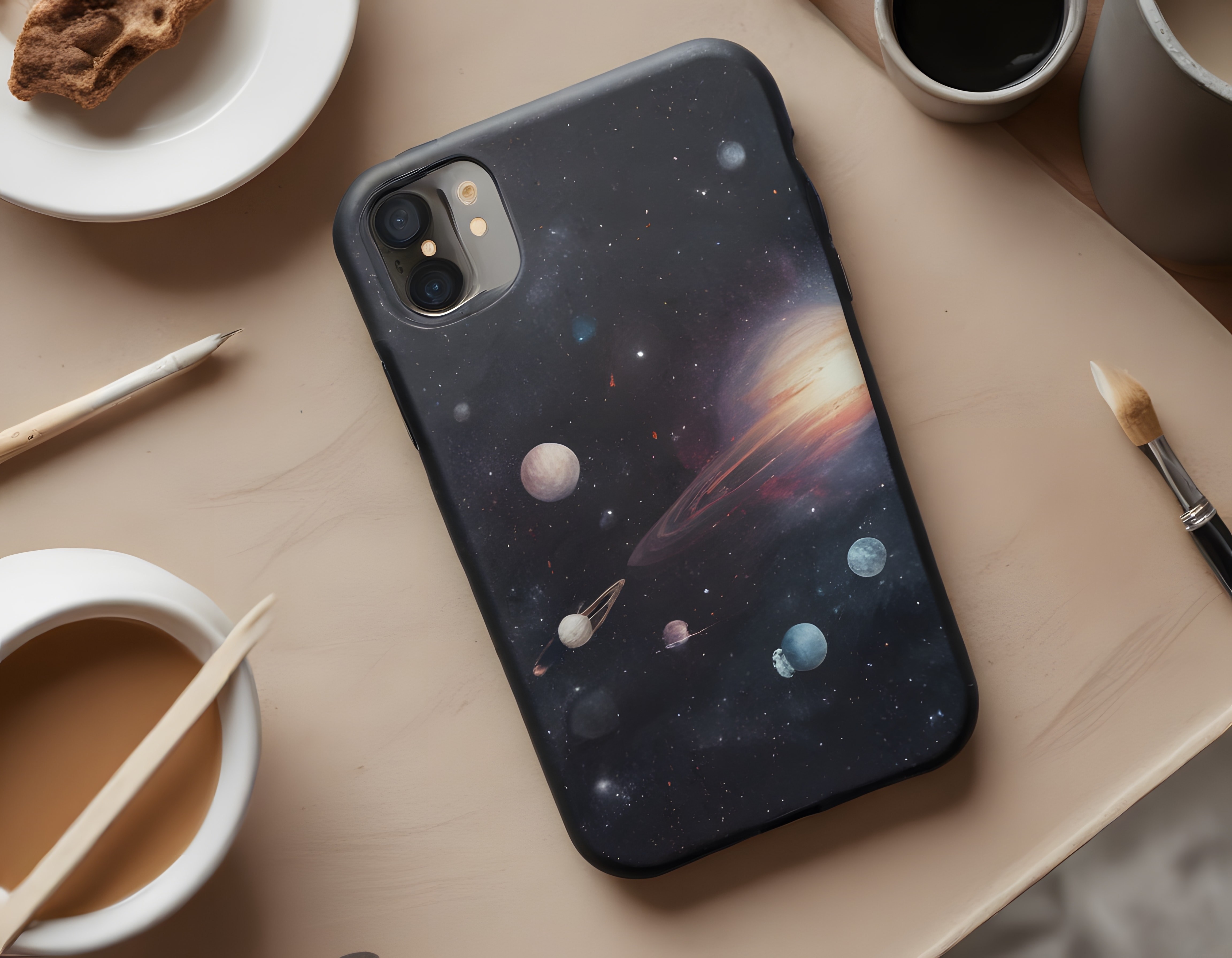 Galaksi Desenli iPhone Kılıfı ve Kahve Eşliğinde Sıcak Bir Çalışma Ortamı