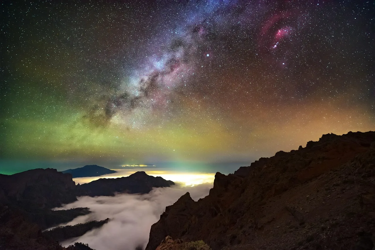 Galaksi manzaralı gece gökyüzü fotoğrafı