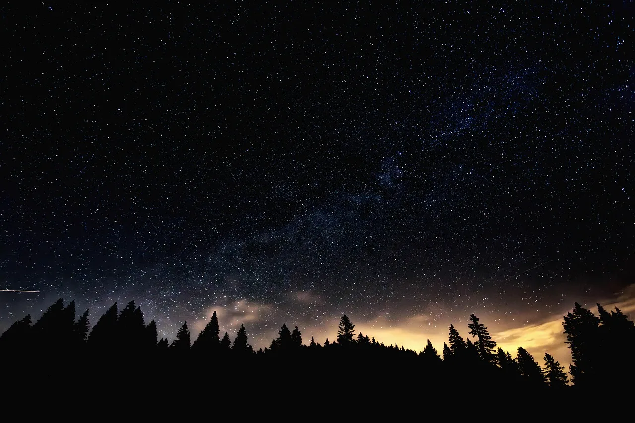 Galaksi ve yıldızlı gece gökyüzü fotoğrafı
