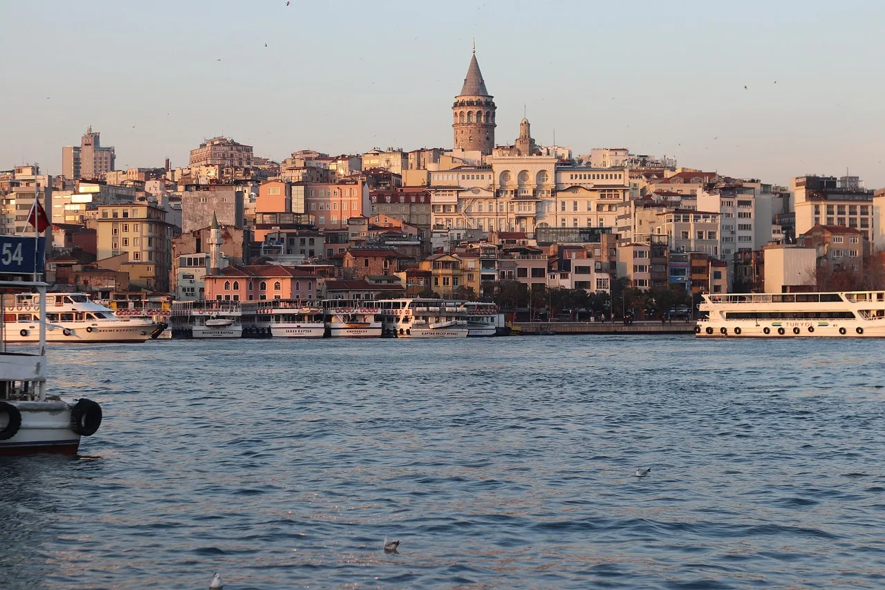 Galata Kulesi manzaralı İstanbul su yolu