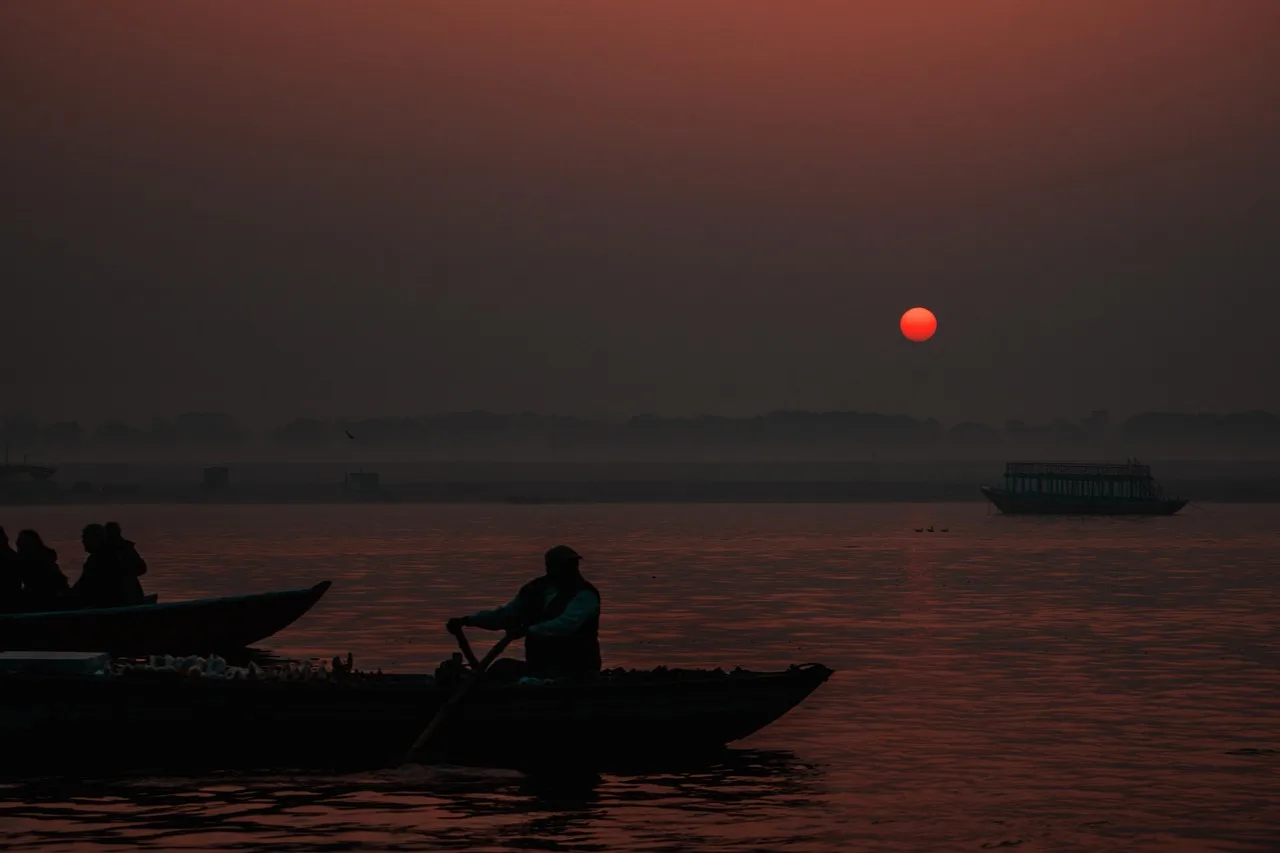 Ganj Nehri akşam manzarası - mistik Varanasi