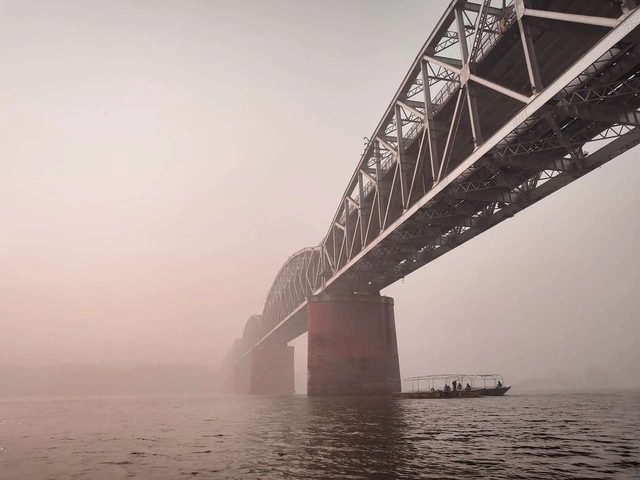 Ganj Nehri sisli köprü manzarası - mistik Varanasi