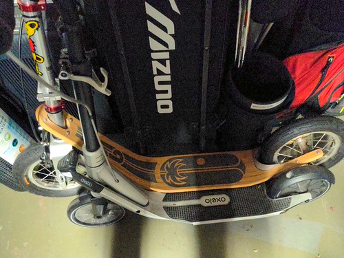 garajda park edilmiş mizuno çantalı katlanabilir scooter ve spor ekipmanları