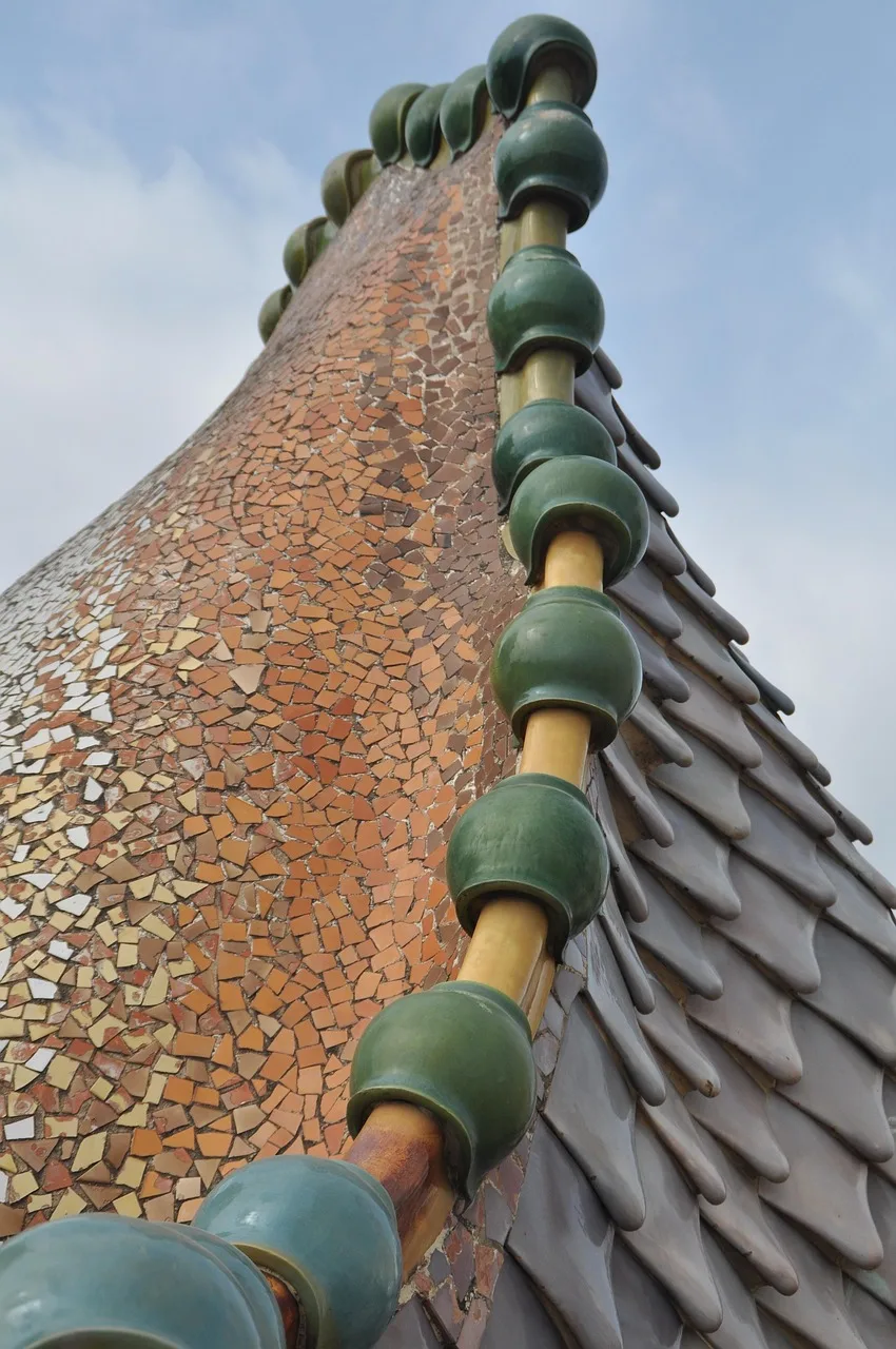 Gaudi tarzı Casa Batlló mimarisi - renkli mozaik duvar