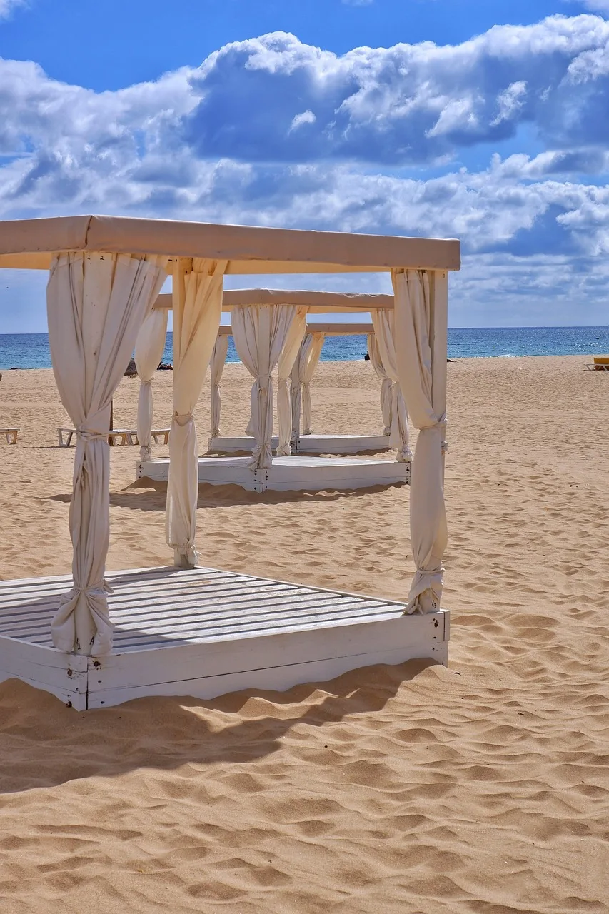 Gazebo sahilinde güneşlenme - tatil köyü