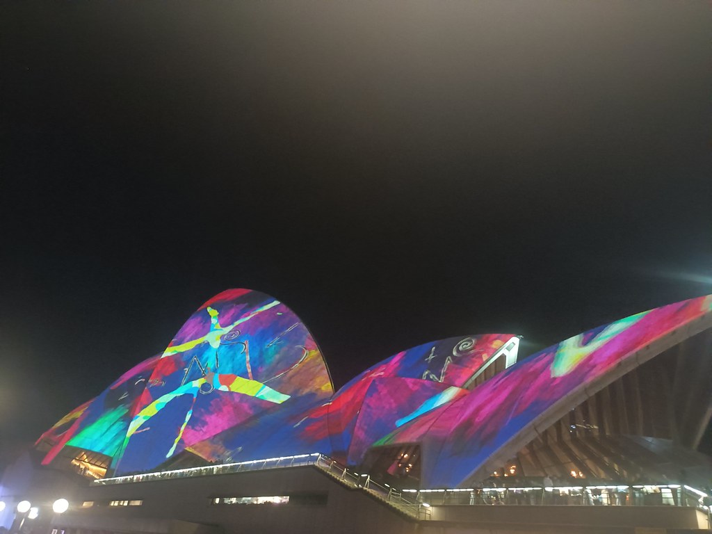 Gece Göklerinde Renkler: Sydney Opera Binası Işık Şovu ve Büyüleyici Mimari