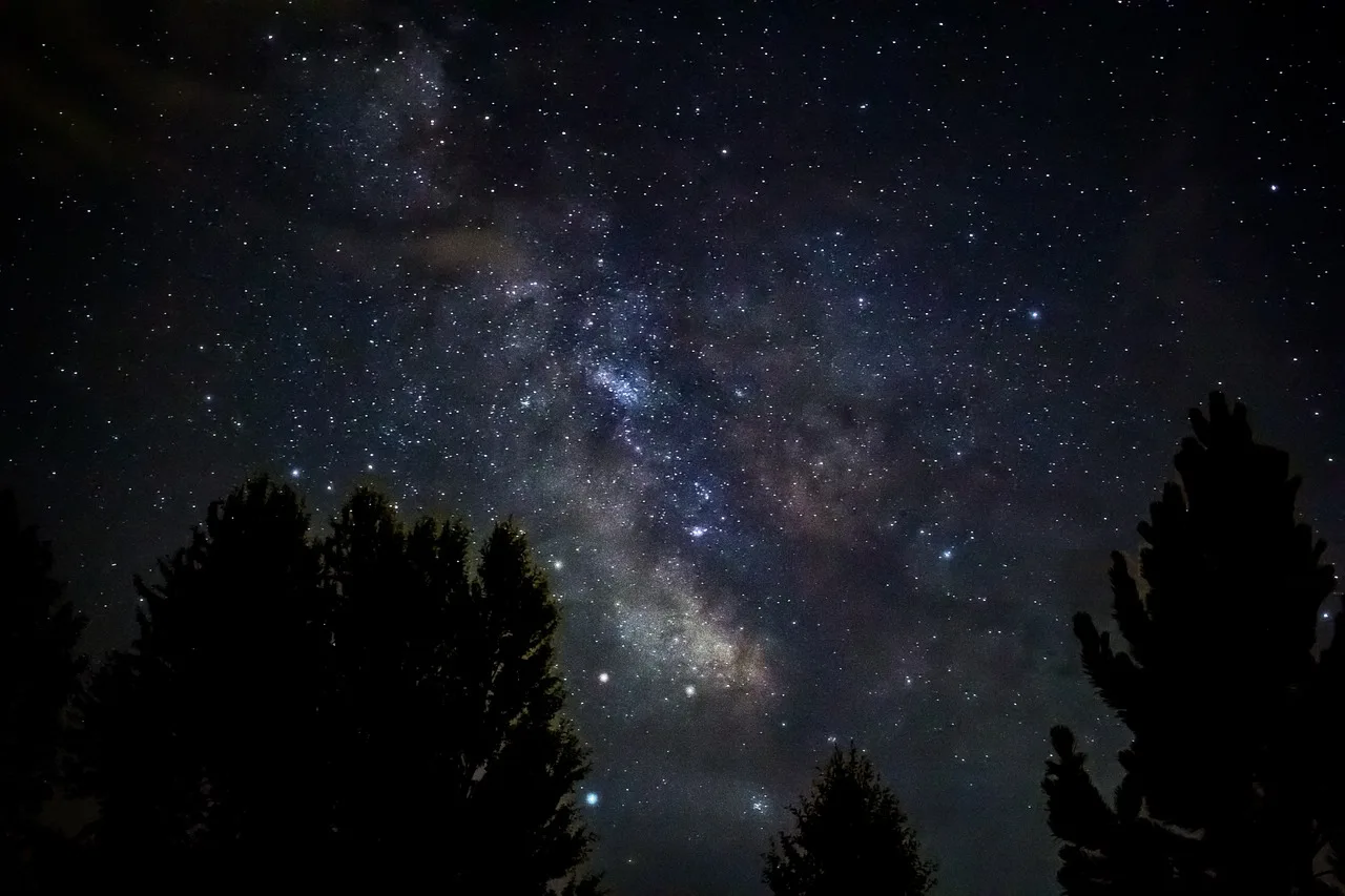 Gece gökyüzü yıldız takımyıldızı renkli galaksi
