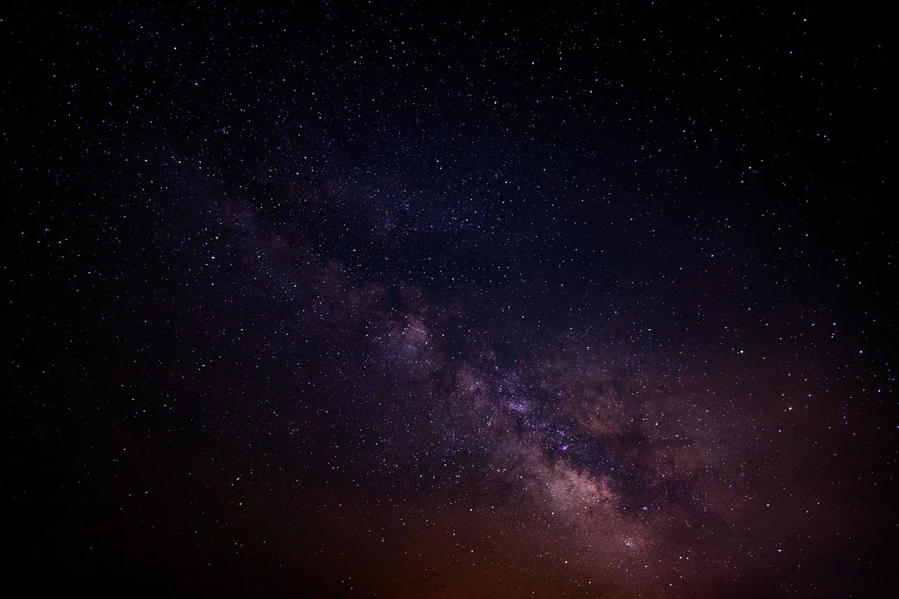 Gece gökyüzünde yıldızlı takımyıldız manzarası