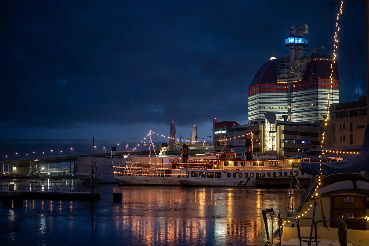 Gece Gothenburg limanı - su kanalı ve gökyüzü