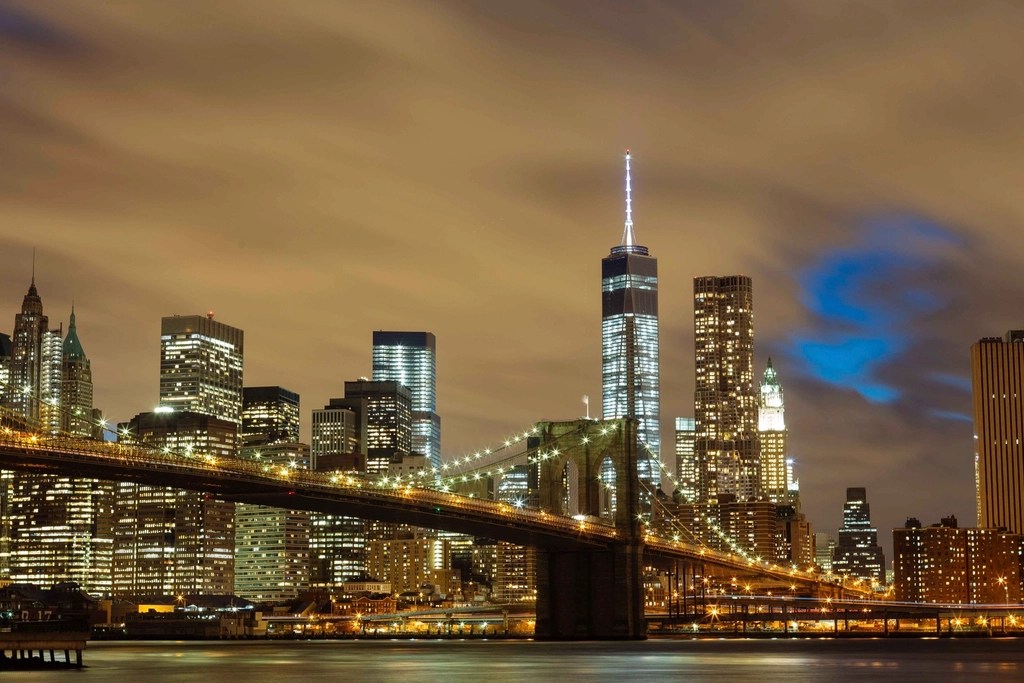 Gece Işıklarıyla Parlayan New York Manhattan ve Brooklyn Köprüsü Manzarası