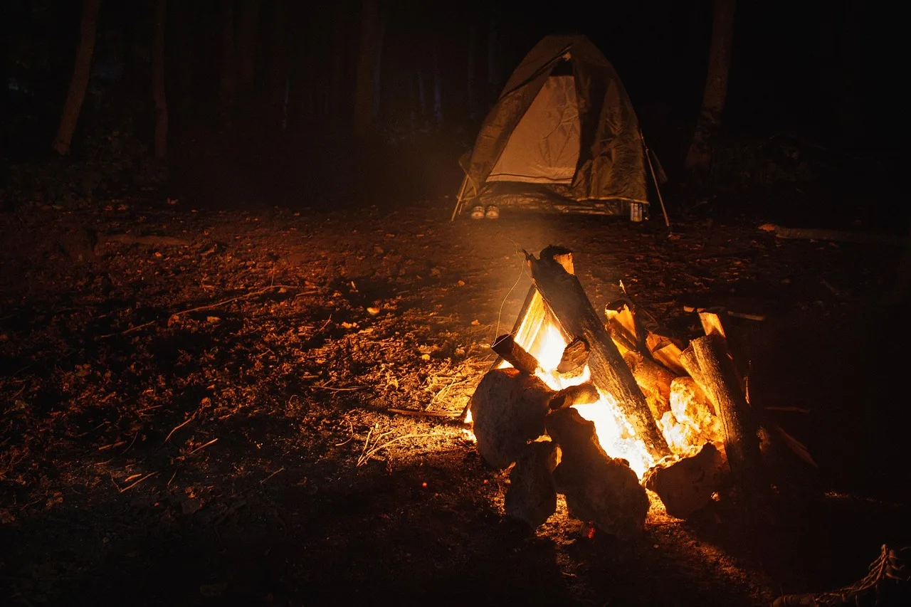Gece kamp ateşi yolculuğu - orman yürüyüşü