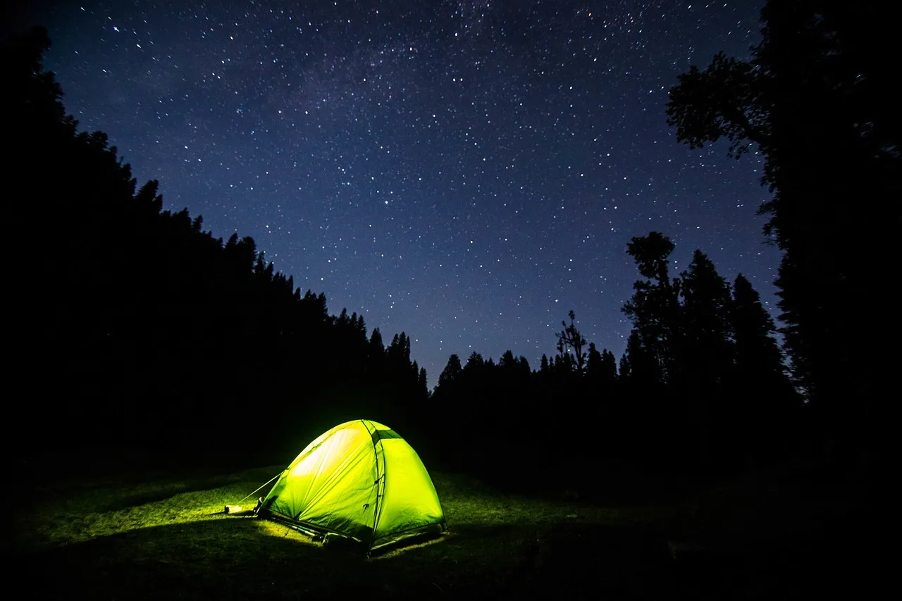 Gece kampı yıldızlı gökyüzü - doğa macerası