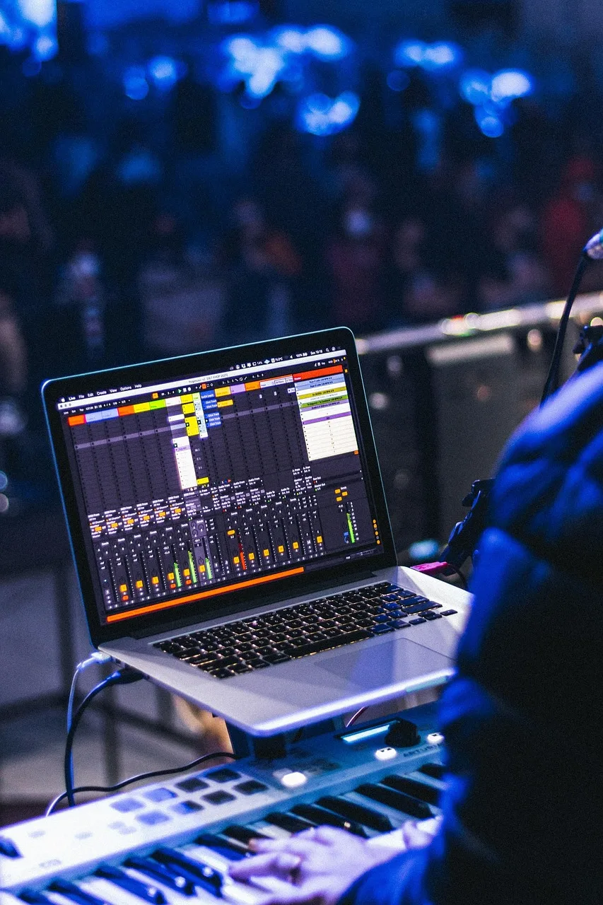 Gece kulübünde konser veren klavyeci müzisyen