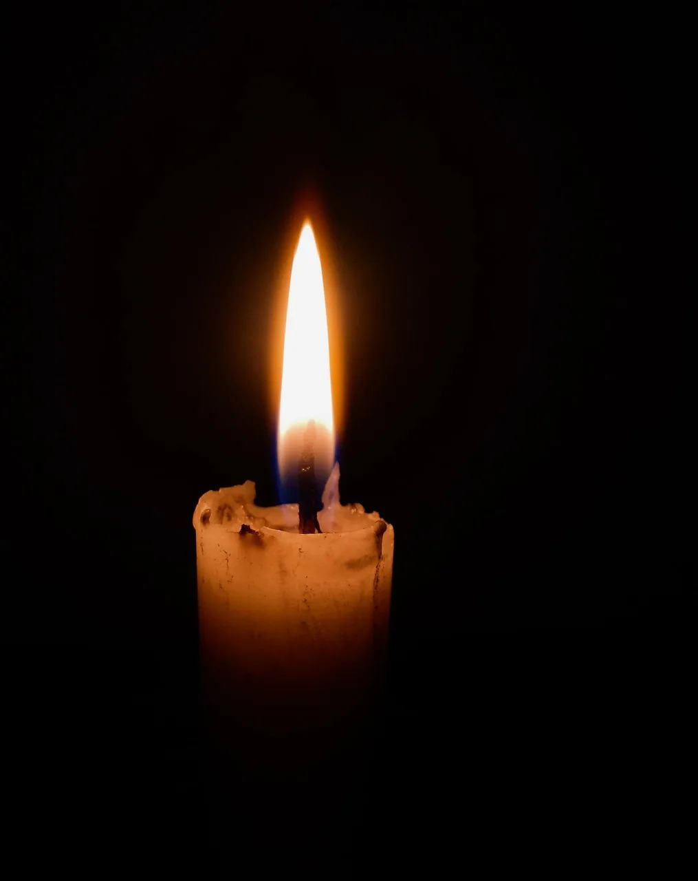 Gece lambasıyla aydınlatılmış mum ışığı sahnesi